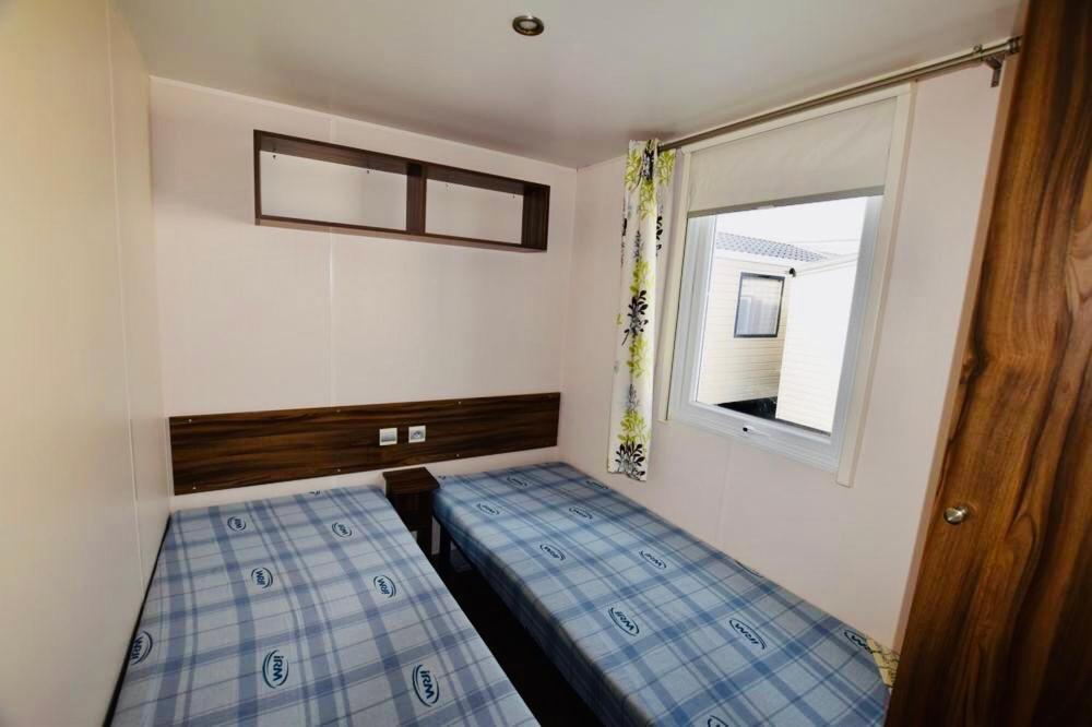 Les Pierres Couchees 4 Etoiles A St Brevin Les Pins Emplacement Br22 3ch 2sdb 8 Personnes Campsite *